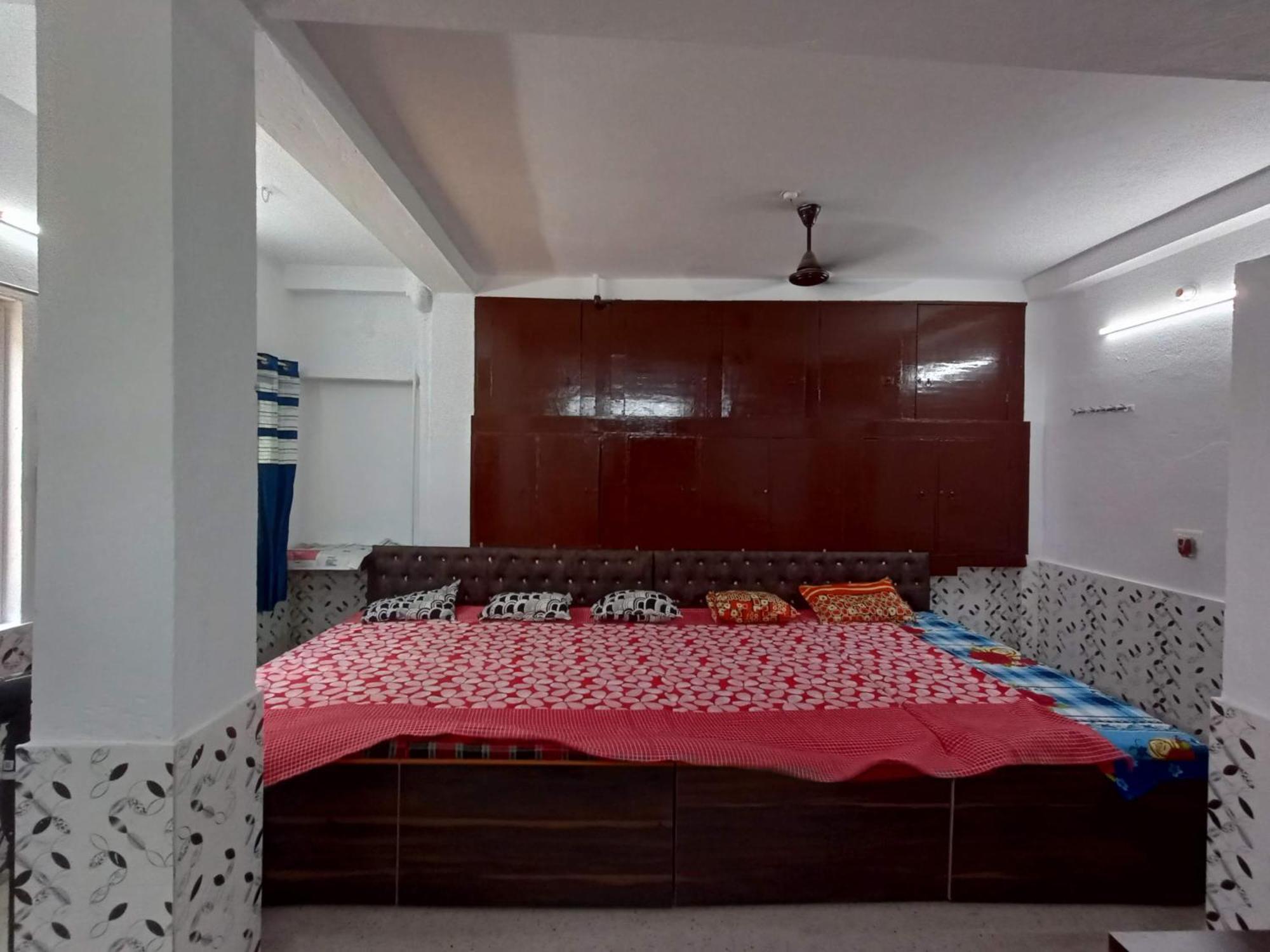 Chinta Haran Rest House Deoghar Room photo